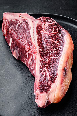 포토 JPG 해외이미지 접시 식재료 검은배경 실내 생고기 근접촬영 사람없음 소고기 티본스테이크 해외포토 식기 뷰포인트 백그라운드 육류 스테이크 내부 검은색 파일형식