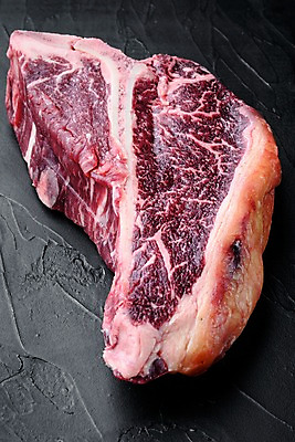 포토 JPG 해외이미지 식재료 검은배경 실내 생고기 근접촬영 사람없음 소고기 티본스테이크 해외포토 뷰포인트 백그라운드 육류 스테이크 내부 검은색 파일형식