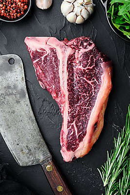 포토 JPG 해외이미지 식재료 검은배경 실내 생고기 사람없음 소고기 신선 칼 로즈메리 통마늘 통후추 토마호크 해외포토 백그라운드 마늘 육류 내부 검은색 허브 후추 파일형식