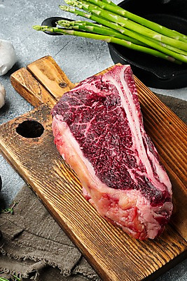 포토 JPG 해외이미지 식재료 회색배경 실내 생고기 사람없음 소고기 신선 아스파라거스 나무도마 해외포토 백그라운드 채소 도마 육류 내부 목재 회색 파일형식
