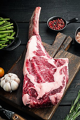 포토 JPG 해외이미지 식재료 검은배경 실내 생고기 사람없음 소고기 신선 아스파라거스 로즈메리 나무도마 통마늘 통후추 토마호크 해외포토 백그라운드 채소 도마 마늘 육류 내부 목재 검은색 허브 후추 파일형식