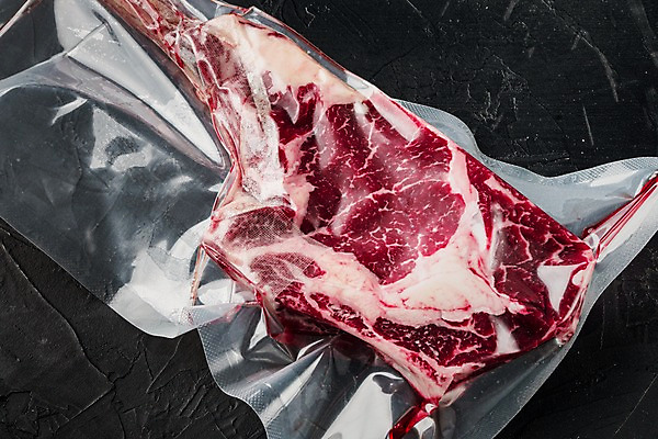 포토 JPG 해외이미지 식재료 포장 검은배경 실내 생고기 사람없음 소고기 신선 진공 토마호크 진공포장 해외포토 백그라운드 육류 내부 검은색 파일형식