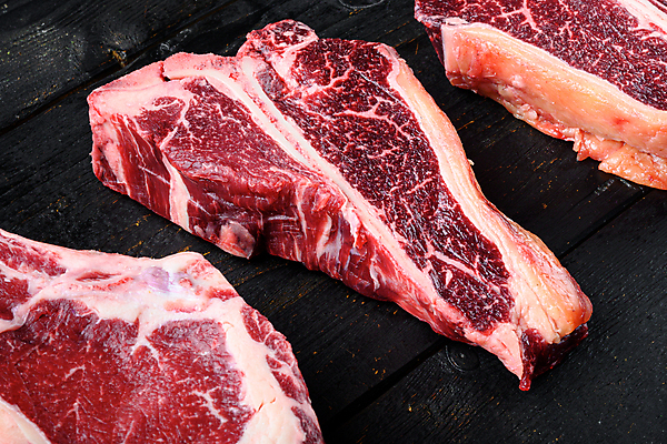 포토 JPG 해외이미지 식재료 검은배경 실내 종류 생고기 근접촬영 사람없음 소고기 신선 티본스테이크 해외포토 뷰포인트 백그라운드 육류 스테이크 내부 검은색 파일형식