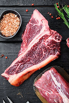 포토 JPG 해외이미지 식재료 검은배경 실내 생고기 사람없음 소고기 신선 로즈메리 나무도마 티본스테이크 핑크솔트 해외포토 백그라운드 도마 육류 스테이크 내부 목재 검은색 허브 소금 파일형식