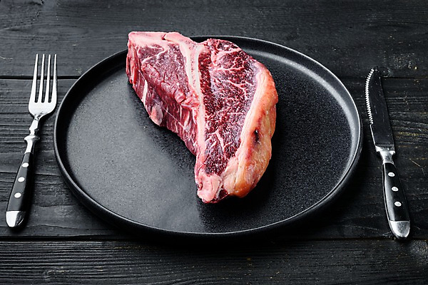 포토 JPG 해외이미지 접시 포크 식재료 검은배경 실내 생고기 사람없음 소고기 나이프 고기포크 티본스테이크 해외포토 식기 백그라운드 육류 스테이크 내부 검은색 칼 파일형식
