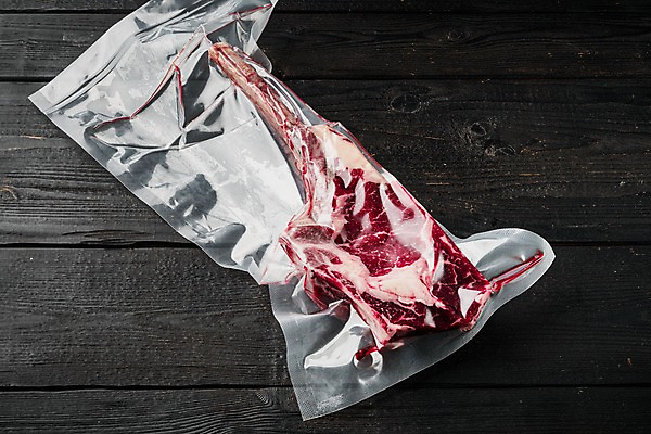 포토 JPG 해외이미지 식재료 포장 검은배경 실내 생고기 사람없음 소고기 신선 진공 카피스페이스 토마호크 진공포장 해외포토 백그라운드 육류 내부 검은색 공백 파일형식