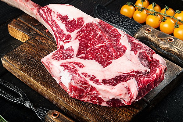 포토 JPG 해외이미지 포크 식재료 방울토마토 검은배경 실내 생고기 사람없음 소고기 신선 칼 고기포크 나무도마 토마호크 해외포토 식기 백그라운드 토마토 도마 육류 내부 목재 검은색 파일형식