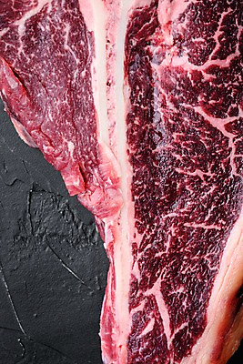 포토 JPG 해외이미지 식재료 검은배경 실내 생고기 근접촬영 사람없음 소고기 티본스테이크 카피스페이스 해외포토 뷰포인트 백그라운드 육류 스테이크 내부 검은색 공백 파일형식