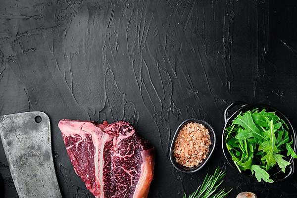 포토 JPG 해외이미지 그릇 식재료 검은배경 실내 생고기 사람없음 소고기 신선 칼 로즈메리 루꼴라 티본스테이크 카피스페이스 핑크솔트 해외포토 식기 백그라운드 채소 육류 스테이크 내부 검은색 공백 허브 소금 파일형식