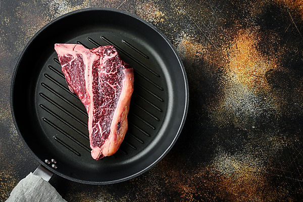 포토 JPG 해외이미지 식재료 실내 생고기 사람없음 하이앵글 소고기 프라이팬 티본스테이크 카피스페이스 해외포토 뷰포인트 주방용품 육류 스테이크 내부 공백 파일형식