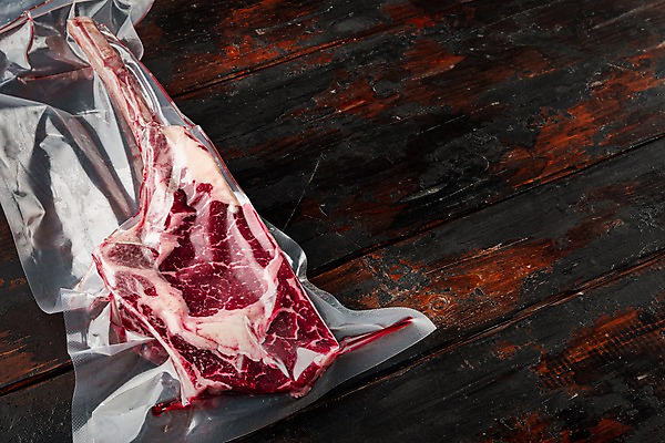 포토 JPG 해외이미지 식재료 포장 실내 생고기 사람없음 소고기 신선 진공 카피스페이스 나무배경 토마호크 진공포장 해외포토 백그라운드 육류 내부 공백 파일형식