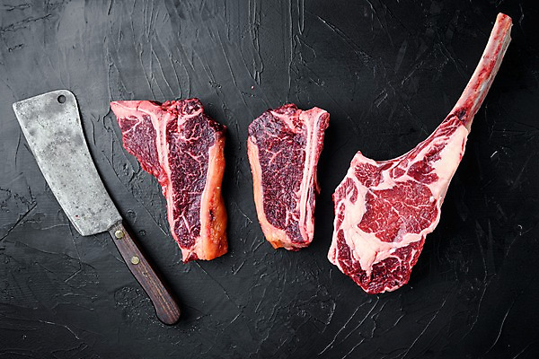 포토 JPG 해외이미지 식재료 검은배경 실내 종류 생고기 사람없음 하이앵글 소고기 칼 티본스테이크 토마호크 해외포토 뷰포인트 백그라운드 육류 스테이크 내부 검은색 파일형식
