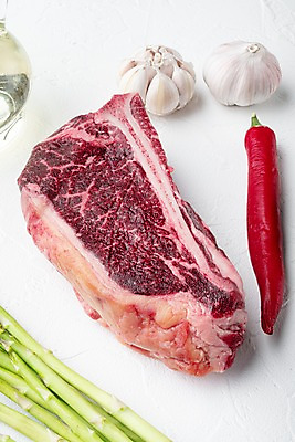 포토 JPG 해외이미지 포크 식재료 실내 생고기 사람없음 소고기 신선 흰배경 아스파라거스 홍고추 로즈메리 통마늘 티본스테이크 해외포토 식기 백그라운드 채소 고추 마늘 육류 스테이크 내부 흰색 허브 파일형식