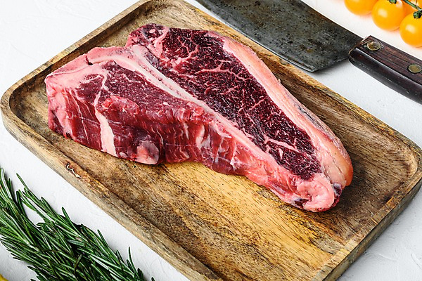포토 JPG 해외이미지 식재료 방울토마토 실내 생고기 사람없음 소고기 신선 칼 흰배경 로즈메리 나무쟁반 티본스테이크 해외포토 백그라운드 토마토 쟁반 육류 스테이크 내부 목재 흰색 허브 파일형식