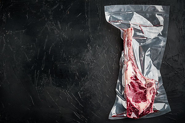 포토 JPG 해외이미지 식재료 포장 검은배경 실내 생고기 사람없음 소고기 신선 진공 카피스페이스 토마호크 진공포장 해외포토 백그라운드 육류 내부 검은색 공백 파일형식