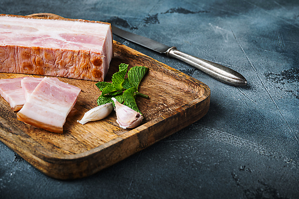 포토 JPG 해외이미지 식재료 회색배경 실내 마늘 사람없음 나이프 허브 슬라이스 베이컨 훈제 나무쟁반 카피스페이스 해외포토 식물 식기 음식 백그라운드 채소 쟁반 돼지고기 내부 목재 공백 회색 칼 파일형식