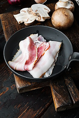 포토 JPG 해외이미지 식재료 실내 사람없음 프라이팬 양송이 베이컨 나무도마 나무배경 해외포토 백그라운드 주방용품 도마 돼지고기 내부 목재 버섯 파일형식