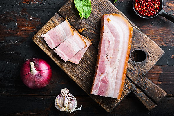 포토 JPG 해외이미지 식재료 실내 마늘 사람없음 허브 슬라이스 베이컨 훈제 나무도마 적양파 통후추 나무배경 해외포토 식물 음식 백그라운드 채소 양파 도마 돼지고기 내부 목재 후추 파일형식