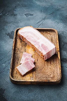 포토 JPG 해외이미지 식재료 회색배경 실내 사람없음 슬라이스 베이컨 훈제 나무쟁반 해외포토 음식 백그라운드 쟁반 돼지고기 내부 목재 회색 파일형식