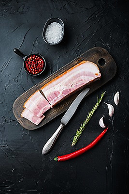 포토 JPG 해외이미지 식재료 검은배경 실내 마늘 사람없음 하이앵글 나이프 슬라이스 홍고추 소금 베이컨 로즈메리 훈제 나무도마 통후추 해외포토 식기 음식 뷰포인트 백그라운드 채소 고추 도마 돼지고기 내부 목재 검은색 칼 허브 후추 파일형식