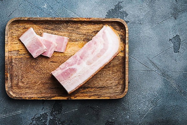 포토 JPG 해외이미지 식재료 회색배경 실내 사람없음 슬라이스 베이컨 훈제 나무쟁반 해외포토 음식 백그라운드 쟁반 돼지고기 내부 목재 회색 파일형식