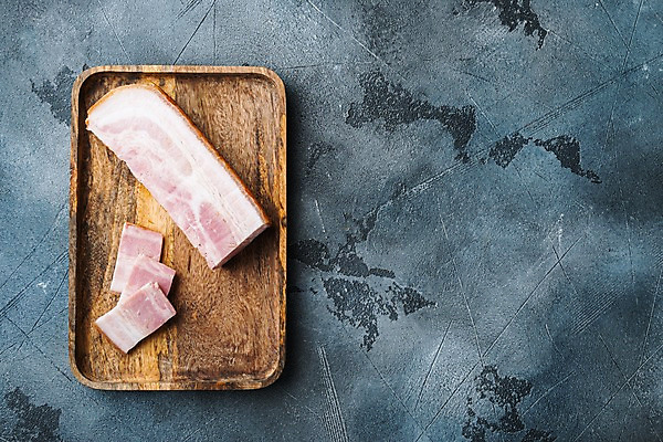 포토 JPG 해외이미지 식재료 회색배경 실내 사람없음 슬라이스 베이컨 훈제 나무쟁반 카피스페이스 해외포토 음식 백그라운드 쟁반 돼지고기 내부 목재 공백 회색 파일형식
