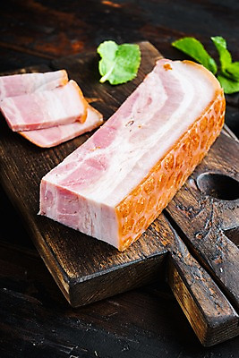 포토 JPG 해외이미지 식재료 실내 사람없음 허브 슬라이스 베이컨 훈제 나무도마 나무배경 해외포토 식물 음식 백그라운드 도마 돼지고기 내부 목재 파일형식