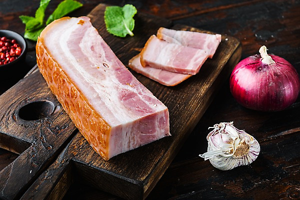 포토 JPG 해외이미지 식재료 실내 마늘 사람없음 허브 슬라이스 베이컨 훈제 나무도마 적양파 나무배경 해외포토 식물 음식 백그라운드 채소 양파 도마 돼지고기 내부 목재 파일형식