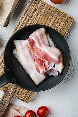 포토 JPG 해외이미지 식재료 방울토마토 실내 사람없음 하이앵글 프라이팬 흰배경 베이컨 나무도마 해외포토 뷰포인트 백그라운드 토마토 주방용품 도마 돼지고기 내부 목재 흰색 파일형식