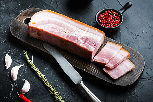 포토 JPG 해외이미지 식재료 검은배경 실내 마늘 사람없음 나이프 슬라이스 베이컨 로즈메리 훈제 나무도마 통후추 해외포토 식기 음식 백그라운드 채소 도마 돼지고기 내부 목재 검은색 칼 허브 후추 파일형식