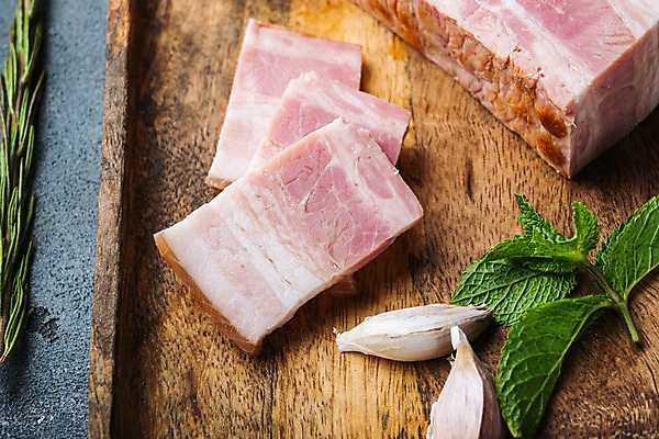 포토 JPG 해외이미지 식재료 회색배경 실내 마늘 근접촬영 사람없음 허브 슬라이스 베이컨 로즈메리 훈제 나무쟁반 해외포토 식물 음식 뷰포인트 백그라운드 채소 쟁반 돼지고기 내부 목재 회색 파일형식