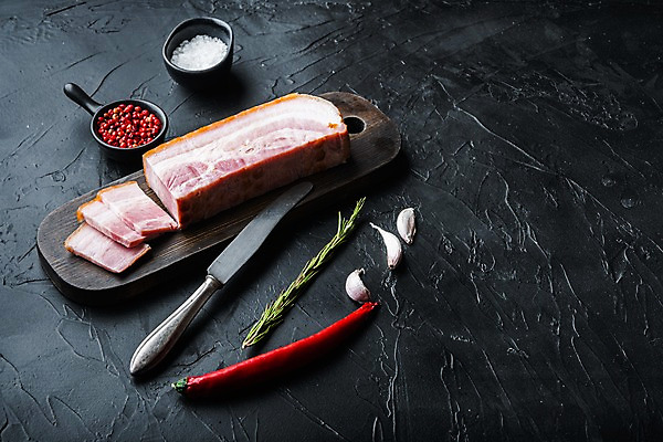 포토 JPG 해외이미지 식재료 검은배경 실내 마늘 사람없음 나이프 슬라이스 홍고추 소금 베이컨 로즈메리 훈제 나무도마 통후추 카피스페이스 해외포토 식기 음식 백그라운드 채소 고추 도마 돼지고기 내부 목재 검은색 공백 칼 허브 후추 파일형식
