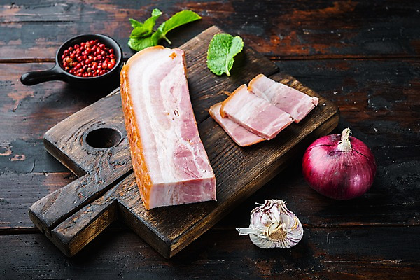 포토 JPG 해외이미지 식재료 실내 마늘 사람없음 허브 슬라이스 베이컨 훈제 나무도마 적양파 통후추 나무배경 해외포토 식물 음식 백그라운드 채소 양파 도마 돼지고기 내부 목재 후추 파일형식