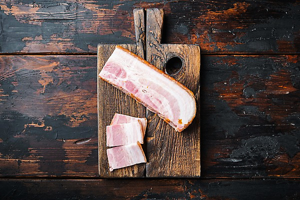 포토 JPG 해외이미지 식재료 실내 사람없음 하이앵글 슬라이스 베이컨 훈제 나무도마 나무배경 해외포토 음식 뷰포인트 백그라운드 도마 돼지고기 내부 목재 파일형식