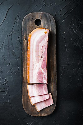 포토 JPG 해외이미지 식재료 검은배경 실내 사람없음 하이앵글 베이컨 나무도마 해외포토 뷰포인트 백그라운드 도마 돼지고기 내부 목재 검은색 파일형식