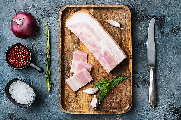 포토 JPG 해외이미지 식재료 회색배경 실내 사람없음 나이프 허브 슬라이스 소금 베이컨 로즈메리 훈제 나무쟁반 적양파 통후추 해외포토 식물 식기 음식 백그라운드 양파 쟁반 돼지고기 내부 목재 회색 칼 후추 파일형식