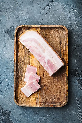 포토 JPG 해외이미지 식재료 회색배경 실내 사람없음 슬라이스 베이컨 훈제 나무쟁반 해외포토 음식 백그라운드 쟁반 돼지고기 내부 목재 회색 파일형식