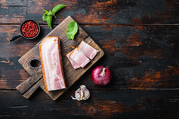 포토 JPG 해외이미지 식재료 실내 마늘 사람없음 하이앵글 허브 슬라이스 베이컨 훈제 나무도마 적양파 통후추 나무배경 해외포토 식물 음식 뷰포인트 백그라운드 채소 양파 도마 돼지고기 내부 목재 후추 파일형식