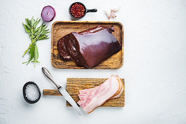 포토 JPG 해외이미지 식재료 실내 마늘 사람없음 나이프 흰배경 소금 베이컨 나무도마 나무쟁반 세이지 소간 적양파 통후추 해외포토 식기 백그라운드 채소 양파 도마 쟁반 돼지고기 내부 목재 흰색 칼 후추 파일형식