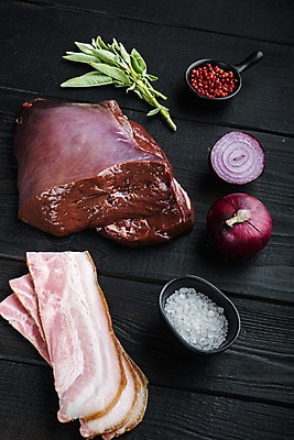 포토 JPG 해외이미지 식재료 검은배경 실내 사람없음 소금 베이컨 훈제 세이지 소간 적양파 통후추 해외포토 음식 백그라운드 양파 돼지고기 내부 검은색 후추 파일형식