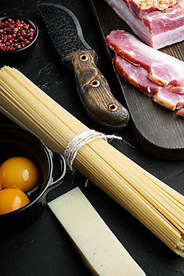 포토 JPG 해외이미지 그릇 식재료 검은배경 실내 사람없음 칼 베이컨 훈제 나무도마 날계란 통후추 파마산치즈 파스타면 해외포토 식기 음식 백그라운드 치즈 도마 파스타 돼지고기 내부 목재 계란 검은색 면류 후추 파일형식
