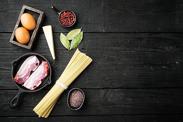 포토 JPG 해외이미지 식재료 검은배경 실내 사람없음 프라이팬 나무상자 향신료 베이컨 월계수 통후추 파마산치즈 파스타면 카피스페이스 해외포토 백그라운드 주방용품 치즈 파스타 돼지고기 내부 상자 검은색 공백 면류 후추 향미료 파일형식