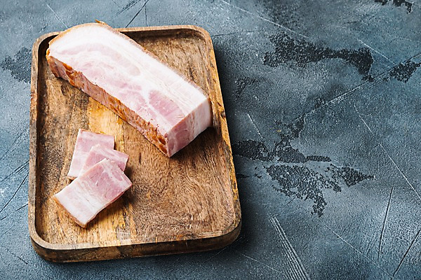 포토 JPG 해외이미지 식재료 회색배경 실내 사람없음 슬라이스 베이컨 훈제 나무쟁반 해외포토 음식 백그라운드 쟁반 돼지고기 내부 목재 회색 파일형식