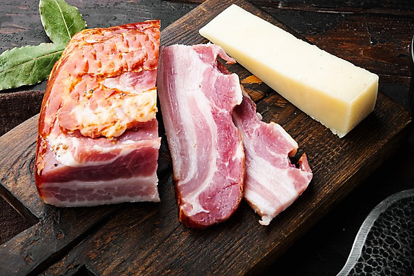 포토 JPG 해외이미지 식재료 실내 사람없음 베이컨 훈제 나무도마 월계수 파마산치즈 나무배경 해외포토 음식 백그라운드 치즈 도마 돼지고기 내부 목재 파일형식