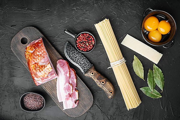포토 JPG 해외이미지 그릇 식재료 검은배경 실내 사람없음 칼 향신료 베이컨 훈제 나무도마 날계란 월계수 통후추 파마산치즈 파스타면 해외포토 식기 음식 백그라운드 치즈 도마 파스타 돼지고기 내부 목재 계란 검은색 면류 후추 향미료 파일형식