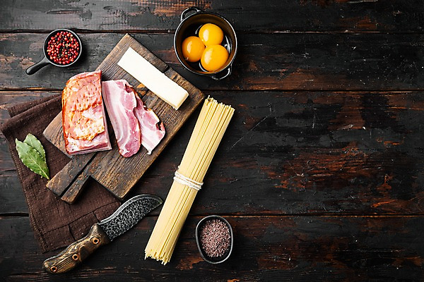 포토 JPG 해외이미지 그릇 식재료 실내 사람없음 식탁보 칼 향신료 베이컨 훈제 나무도마 날계란 월계수 통후추 파마산치즈 파스타면 카피스페이스 나무배경 해외포토 식기 음식 백그라운드 치즈 도마 파스타 돼지고기 내부 목재 계란 공백 면류 후추 향미료 파일형식