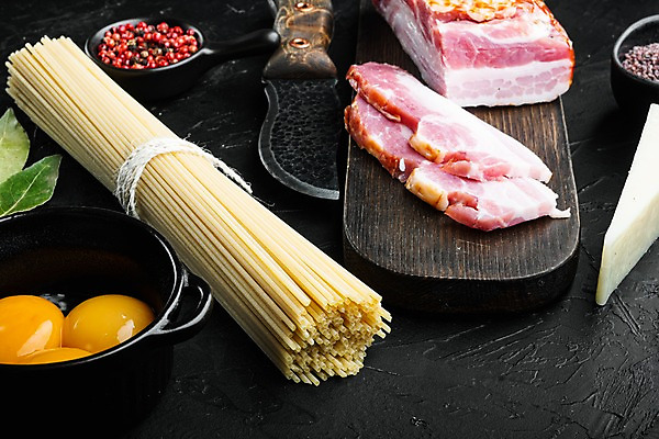 포토 JPG 해외이미지 그릇 식재료 검은배경 실내 사람없음 칼 베이컨 훈제 나무도마 날계란 통후추 파마산치즈 파스타면 해외포토 식기 음식 백그라운드 치즈 도마 파스타 돼지고기 내부 목재 계란 검은색 면류 후추 파일형식