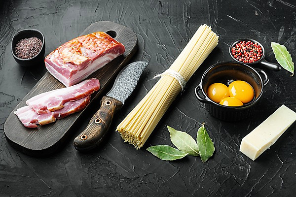 포토 JPG 해외이미지 식재료 검은배경 실내 사람없음 칼 향신료 베이컨 훈제 나무도마 날계란 월계수 통후추 파마산치즈 파스타면 해외포토 음식 백그라운드 치즈 도마 파스타 돼지고기 내부 목재 계란 검은색 면류 후추 향미료 파일형식