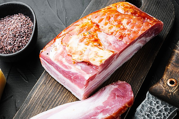 포토 JPG 해외이미지 식재료 검은배경 실내 사람없음 칼 향신료 베이컨 훈제 나무도마 해외포토 음식 백그라운드 도마 돼지고기 내부 목재 검은색 향미료 파일형식