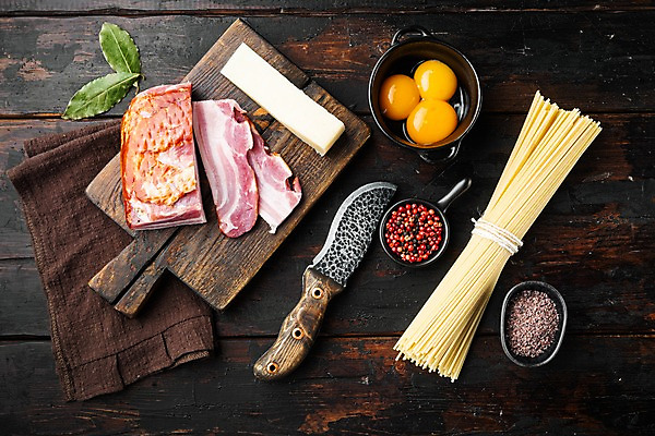 포토 JPG 해외이미지 식재료 실내 사람없음 식탁보 칼 향신료 베이컨 훈제 나무도마 날계란 월계수 통후추 파마산치즈 파스타면 나무배경 해외포토 음식 백그라운드 치즈 도마 파스타 돼지고기 내부 목재 계란 면류 후추 향미료 파일형식
